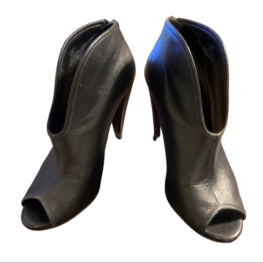 Vince Camuto Open Toe Ankle Boots in Excellent Condition! Size 6M